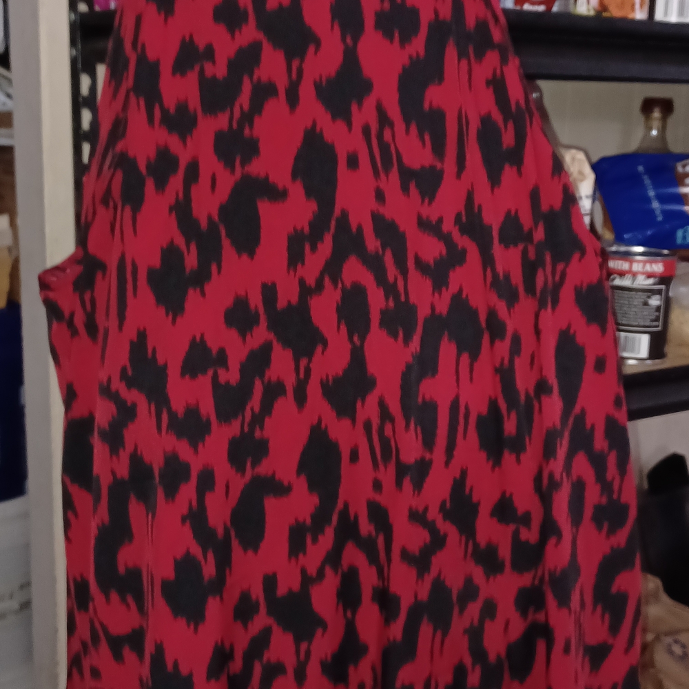 SHEIN Curve Red and Black Floral Print Top